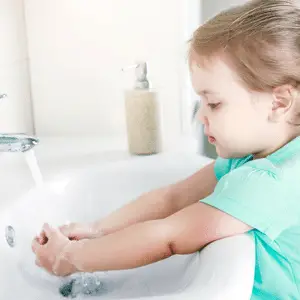 como ensinar criança a fazer xixi no banheiro